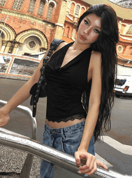 SUO Halter Neck Ruffles Crop Top